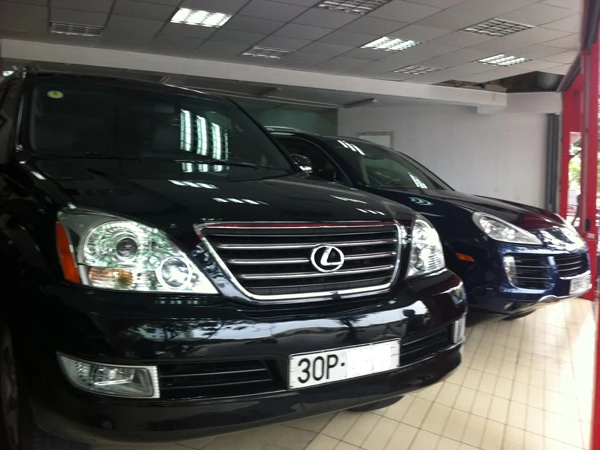 Chiếc Lexus 470 đang được rao bán với giá 2 tỷ 250 triệu đồng tại một salon ô tô ở quận Cầu Giấy Ảnh: P.C