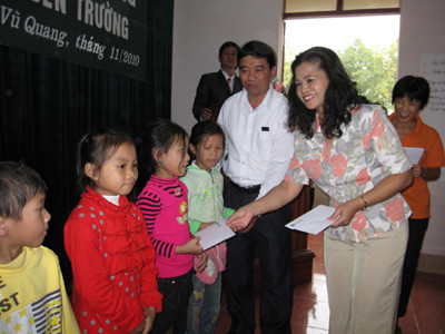 Các nhà hảo tâm và báo Tiền Phong tặng hơn 750 suất quà