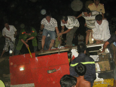 Chùm ảnh từ hiện trường xe khách rơi xuống sông