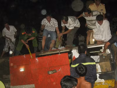 Chùm ảnh từ hiện trường xe khách rơi xuống sông