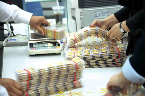 Giá đấu thầu thấp kỷ lục, vàng vẫn thừa