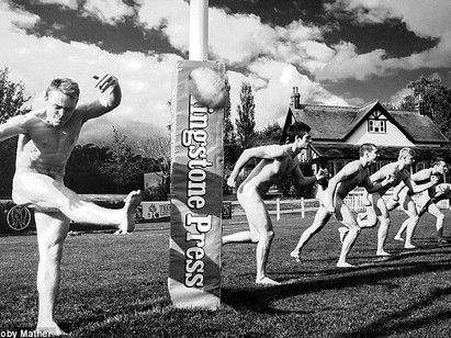 Sinh viên ĐH Oxford chụp ảnh khỏa thân làm từ thiện