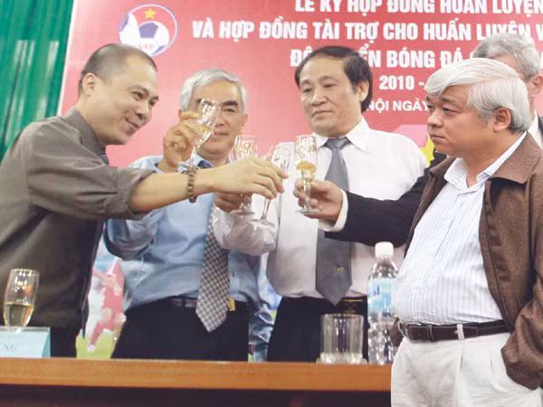 Chủ tịch AVG Phạm Nhật Vũ (trái) và Phó CT VPF Nguyễn Đức Kiên (phải) đã đạt được thỏa thuận chuyển giao bản quyền truyền hình V.League cho VPF Ảnh: VSI