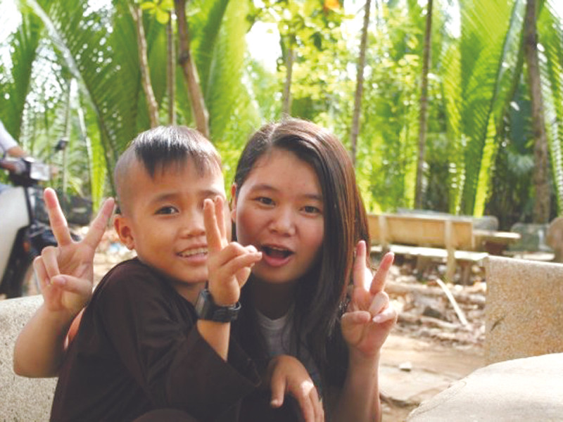 Huyền “chíp” với em nhỏ trong trại mồ côi. Ảnh nhân vật cung cấp