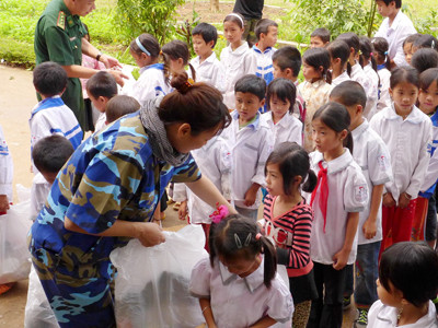 Trao gần 2.000 phần quà cho học sinh Mường Nhé