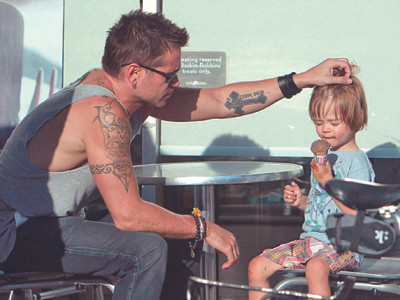 Colin Farrell cởi mở về con trai đau ốm