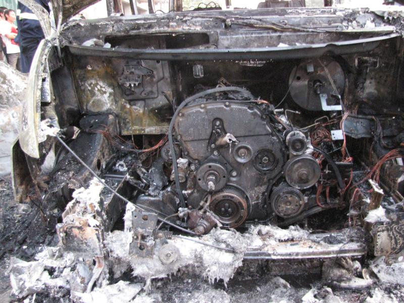 Ô tô 16 chỗ đang chạy bỗng bùng cháy