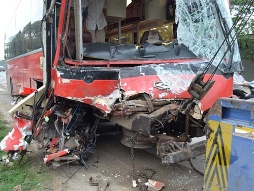 Xe khách đấu đầu xe tải trên quốc lộ 1A