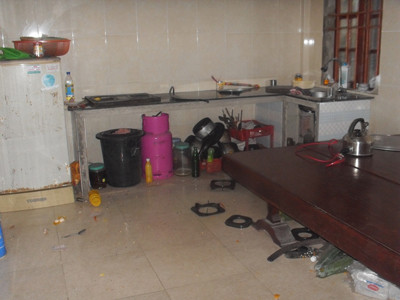 Đập phá tài sản, chém công an