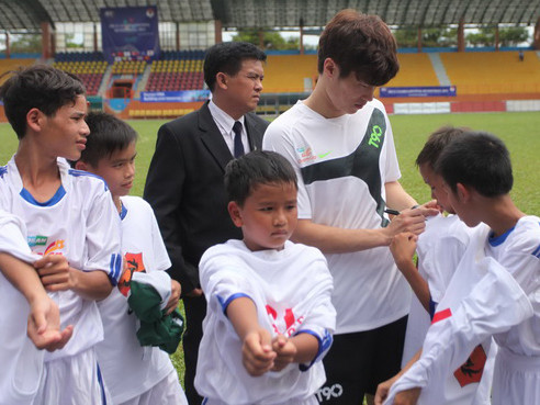 Park Ji-sung đá bóng với các tài năng trẻ