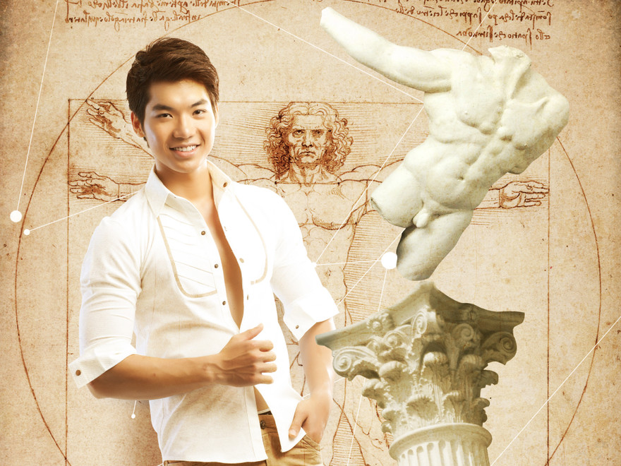 Trương Nam Thành chụp với tượng nude