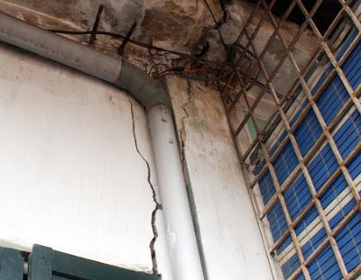 Hơn 30 hộ dân 'sống trong sợ hãi'