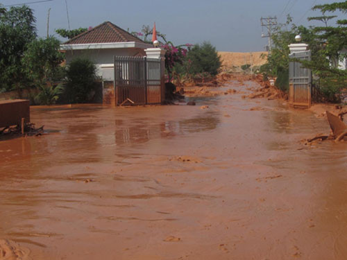 Vỡ hồ chứa bùn titan, 3 phụ nữ suýt chết