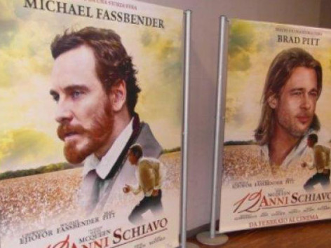 Treo ảnh Brad Pitt, bị lên án phân biệt chủng tộc