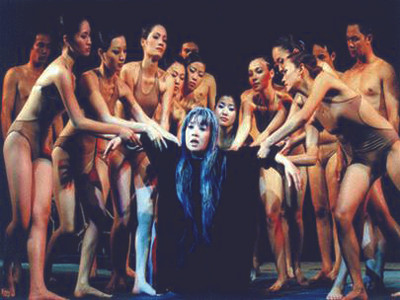 Vụ sáp nhập hai nhà hát và hai lá đơn của NSND Lan Hương