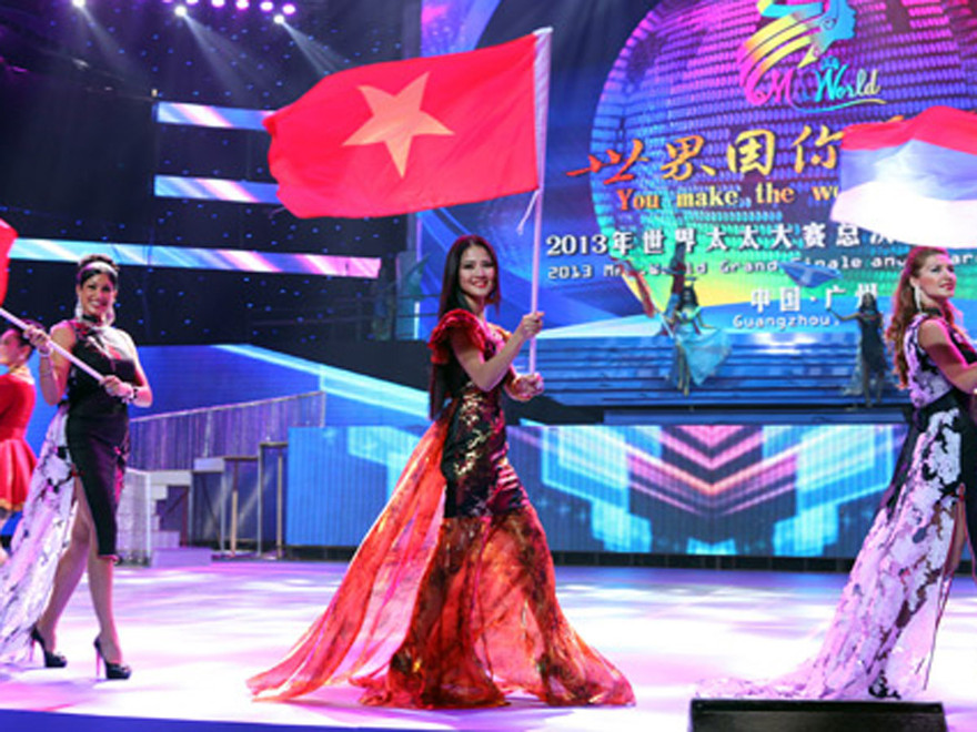 Trần Thị Quỳnh nổi bật trong áo dài, nón lá tại Mrs. World