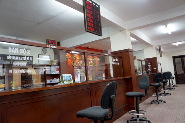 Khu vực 1 cửa UBND quận Ba Đình vắng hoe