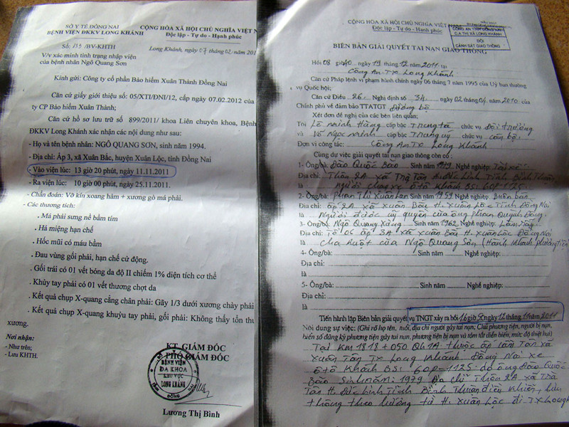 Anh Ngô Quang Sơn bị tai nạn nhập viện vào ngày 11-11-2011 (văn bản bên trái), nhưng biên bản của Công an thị xã Long Khánh thể hiện vụ tai nạn xảy ra vào ngày 12-11-2011