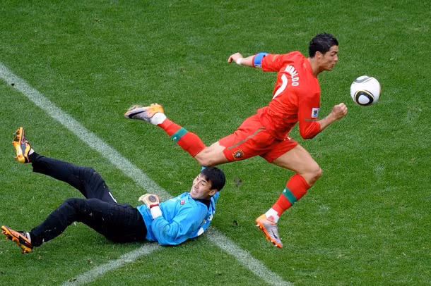 Ronaldo ghi bàn trong chiến thắng hủy diệt 7 - 0 trước CHDCND Triều Tiên tại vòng bảng World Cup 2010