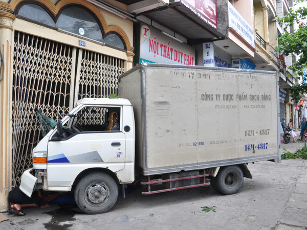 Hoảng hồn vì ô tô tải lao vào nhà