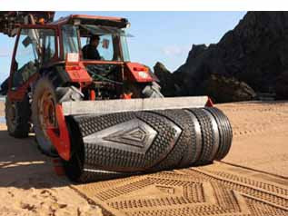 Dùng xe lu ‘trang trí bãi biển’