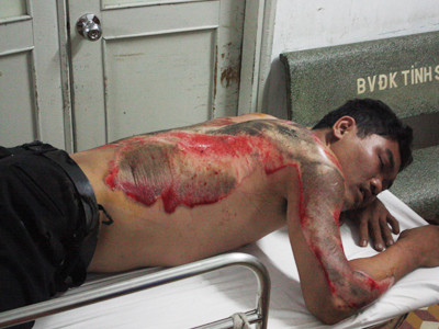 Yêu cầu giải quyết va chạm, tài xế taxi bị húc và kéo lê