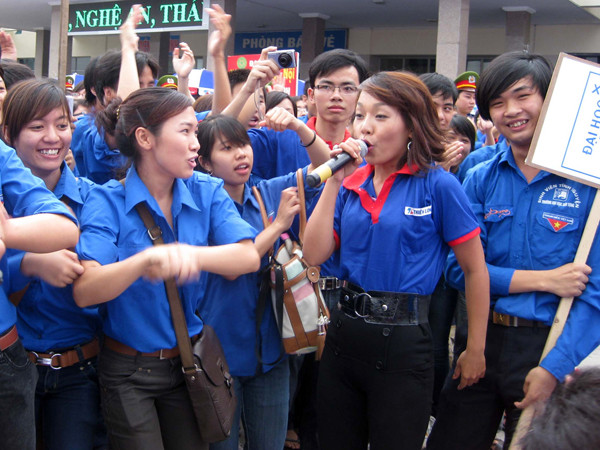 Cán bộ Đoàn trẻ sẽ dễ hòa nhập hơn vào các hoạt động của giới trẻ. Ảnh: Lưu Trinh