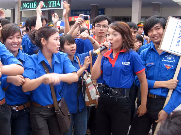 Cán bộ Đoàn trẻ sẽ dễ hòa nhập hơn vào các hoạt động của giới trẻ. Ảnh: Lưu Trinh