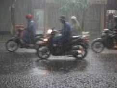 Mưa dông tiếp diễn ở Bắc Bộ