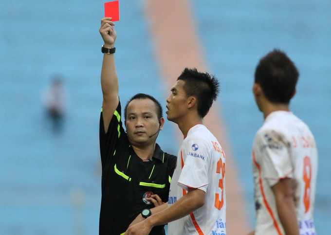 Trọng tài Nguyễn Văn Kiên lại khiến V-League nổi sóng. Ảnh: Bảo Nghi