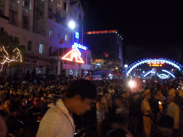 Sóc Trăng: Hàng nghìn người ra đường đón xuân