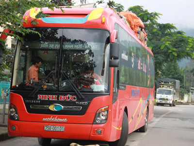 Xe giường năm chở quá 26 người vừa bị CSGT lập biên bản.