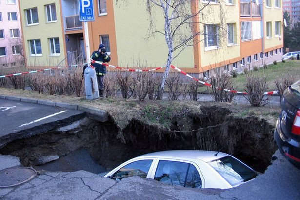 Hố tử thần “nuốt chửng” xe ô tô