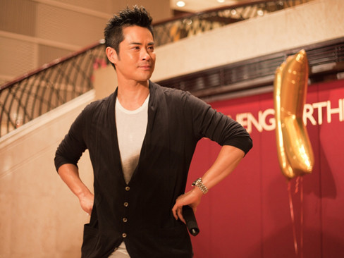 Trịnh Gia Dĩnh vẫn phong độ ở sinh nhật tuổi 43