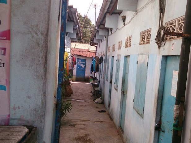 Khu phòng trọ bé L. bị hành hạ.