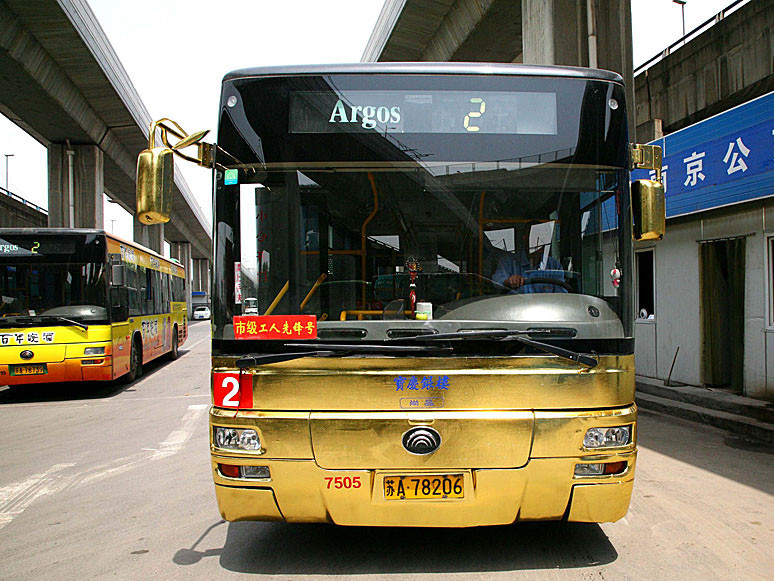 Trung Quốc đưa xe buýt mạ vàng vào hoạt động