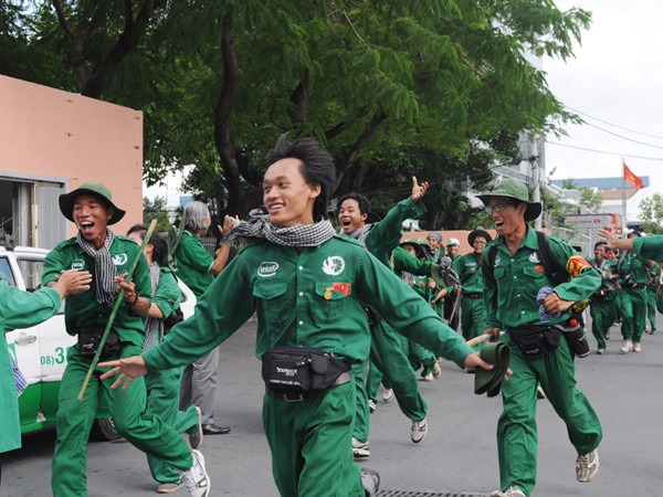 Bạn trẻ vỡ òa hạnh phúc khi đến đích. Ảnh: Q.M