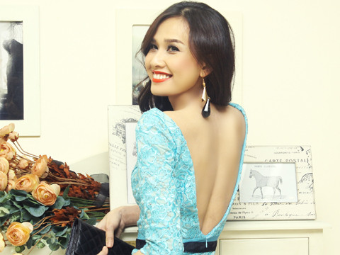 Người đẹp Dương Mỹ Linh kín trước, hở sau