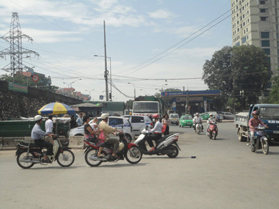 Hà Nội - lộn xộn đường Trần Khánh Dư