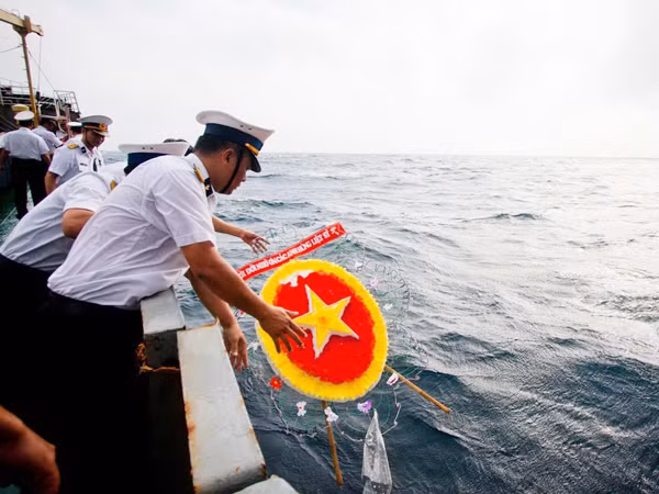 Bà Rịa - Vũng Tàu tưởng niệm 9 liệt sỹ ở nhà giàn DK1. Ảnh: T.C