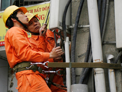 Kiểm tra an toàn đường điện vào nhà dân Ảnh: Xuân Phú