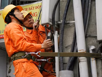 Kiểm tra an toàn đường điện vào nhà dân Ảnh: Xuân Phú