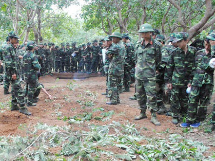 Chiến sỹ nhí tìm hiểu bếp Hoàng Cầm Ảnh: Đ.T