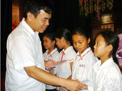 Tiếp sức đến trường cho học sinh nghèo học giỏi