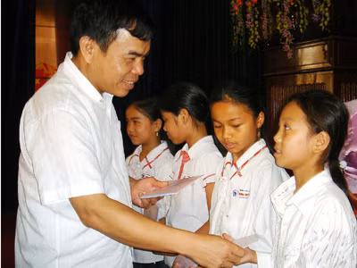 Tiếp sức đến trường cho học sinh nghèo học giỏi