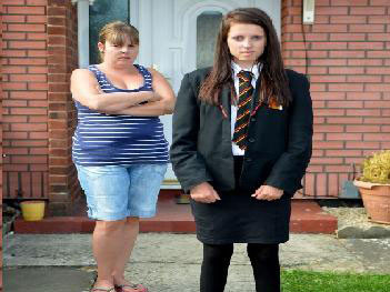 Mặc váy co giãn, nữ sinh 13 tuổi phải nghỉ học