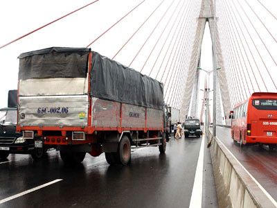 Xe tải quay 360 độ trên cầu Cần Thơ