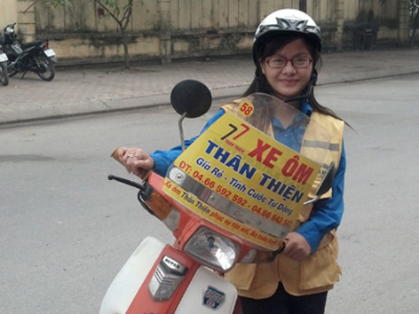 Nữ sinh 'xe ôm'