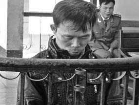 Người cha này đang phải gánh trên mình “hai cái án” chỉ vì đứa con nghịch tử.