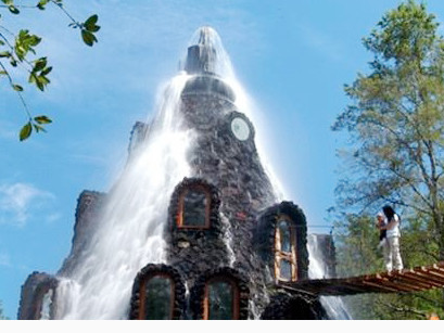 Khách sạn núi lửa phun... nước mát